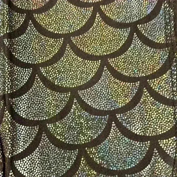 Metallic Mermaid Scruch Booty Capri Leggings - Picture 2 of 7